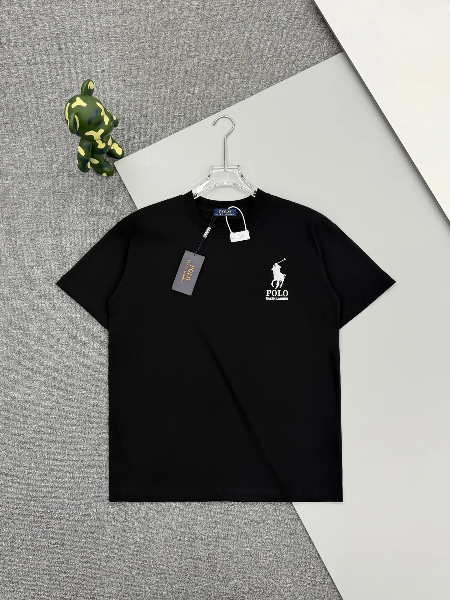 P160 [High Quality]Ralph Lauren*Ralph Lauren embroidery micro-label simple‼ ️Short-sleeved T-shirt 💗Ralph Lauren classic short-sleeved T-shirt, custom-made 280g pure cotton fabric, soft and breathable, classic horseback golf🏌️ embroidery on the chest, logo + logo embroidery on the back, simple and recognizable. Round neck design, neat tailoring, customized 280g pure cotton fabric, soft and smooth to the touch, great breathability, super comfortable to wear in summer! The same loose version for men and women, OK to wear alone or layered, versatile ~ 𝐂𝐎𝐋𝐎𝐔𝐑: black white 𝐒𝐈𝐙𝐄: S-xL Size chart: S: Shoulder width 51 - Bust 55 - Clothing length 70 M: Shoulder width 53 - Bust 57 - Clothing length 72 L: Shoulder width 55 - Bust 59 - Clothing length 74 XL: Shoulder width 57 - Bust 61 - Clothing length 76